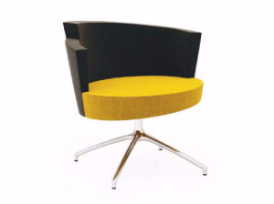 Тканевое кресло с подлокотниками