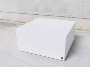 Наружное сиденье из армированного волокном бетона