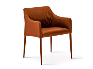 Кожаное кресло с подлокотниками