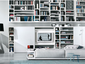 Напольная полка с лакированной стенкой с раздвижными дверями