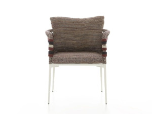 Открытый стул с подлокотниками, плетеный веревками