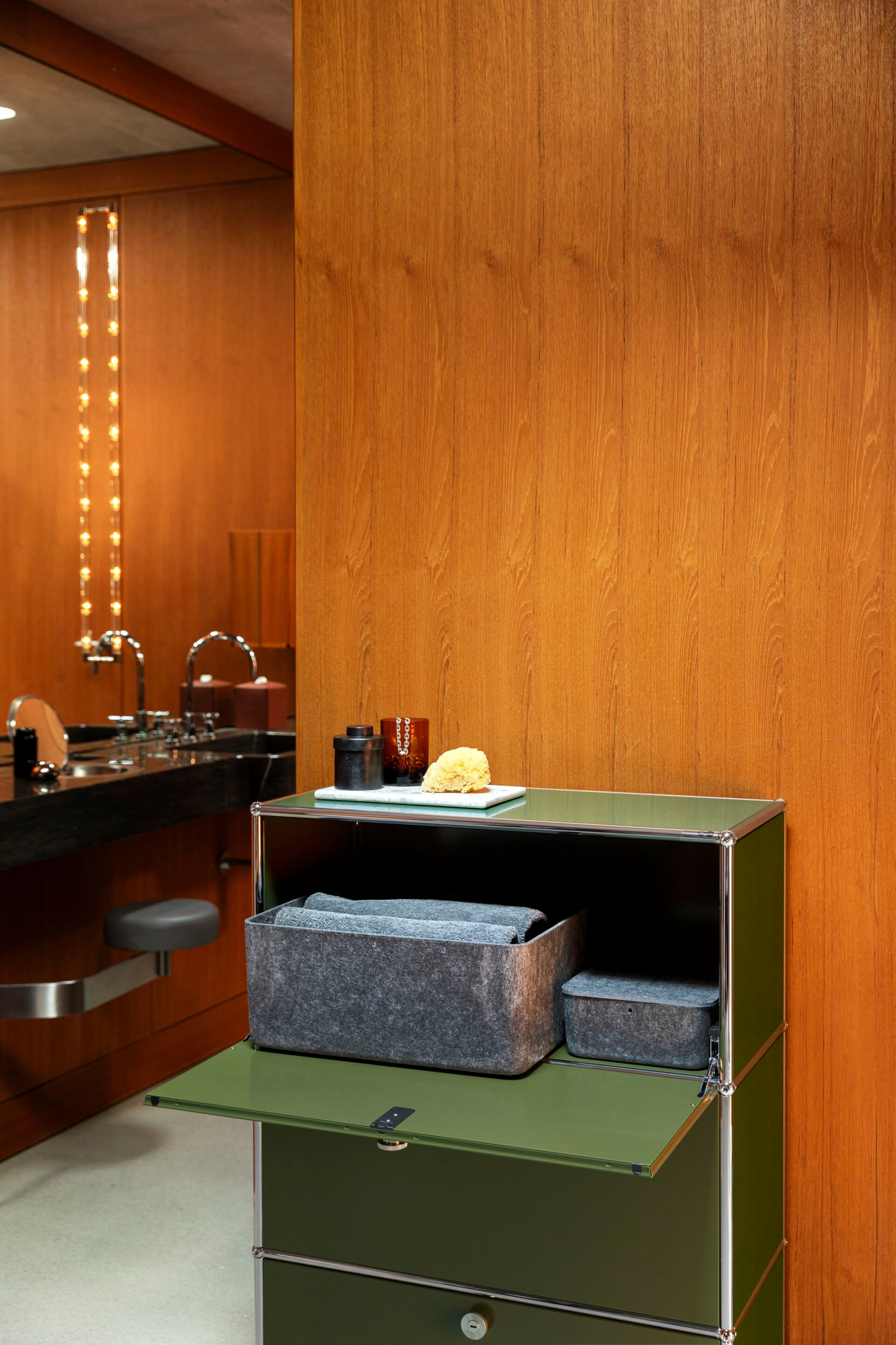 Секционный шкаф из металла с откидными дверцами USM USM Haller System ARCH-00053085 - Вид №3