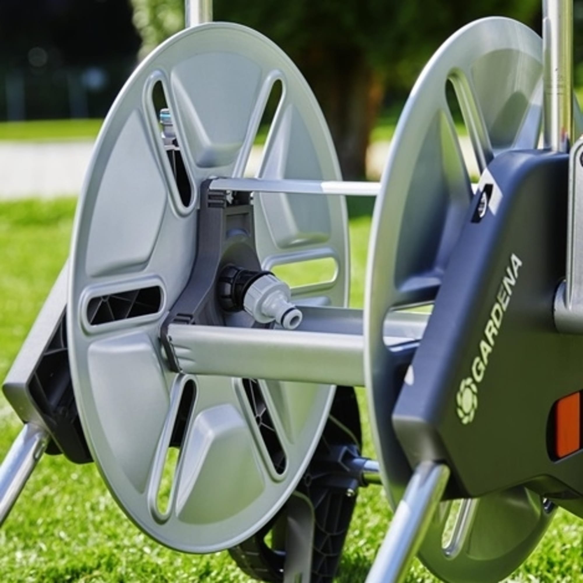 81273857 Тележка для шланга Gardena AquaRoll M с комплектом для полива Santreyd  - Вид №6