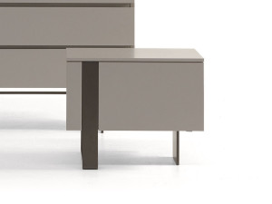 Деревянная тумбочка с ящиками