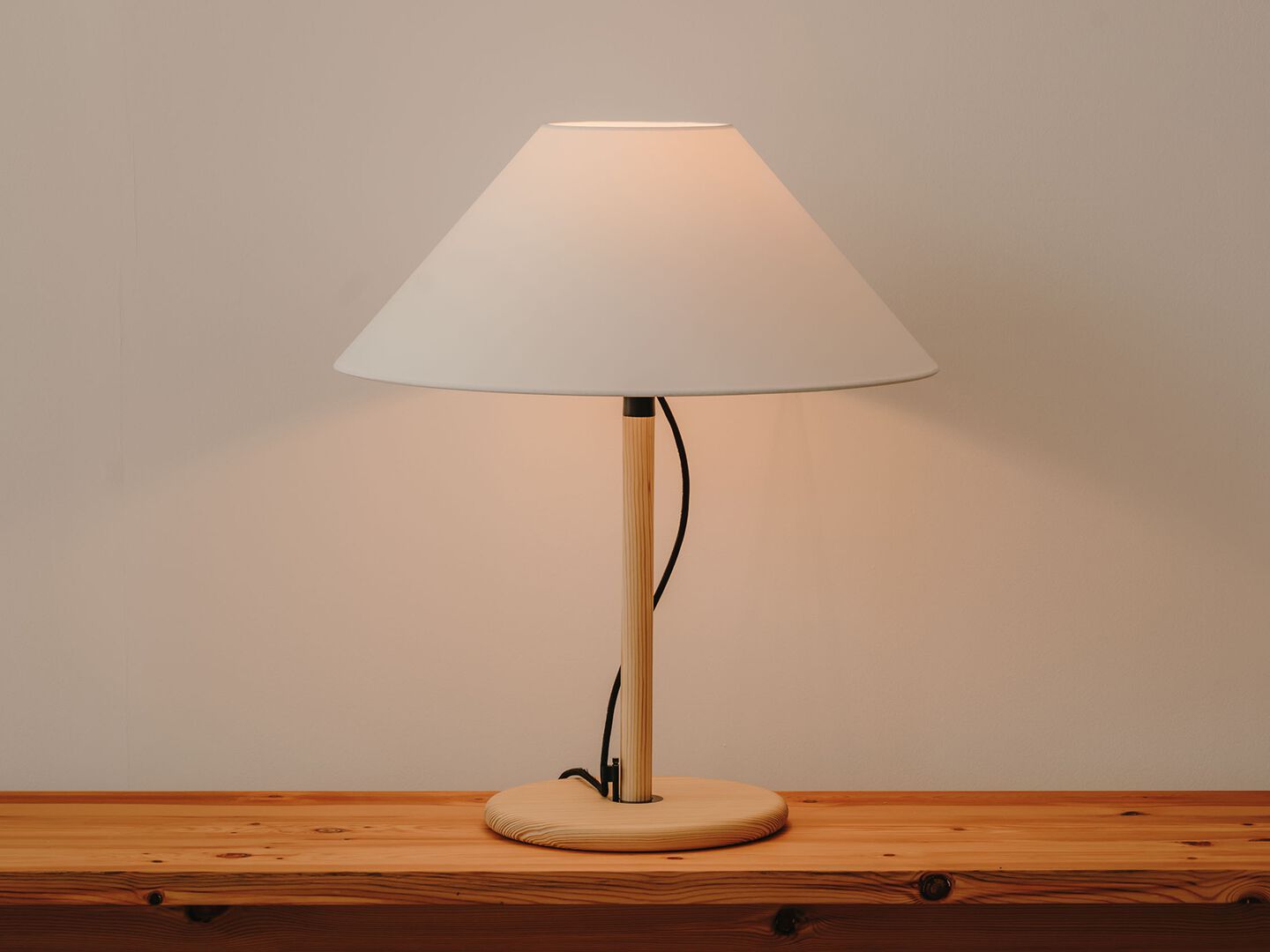 Светодиодная настольная лампа из сосны luxcambra Clasica ARCH-00088489 - Вид №6