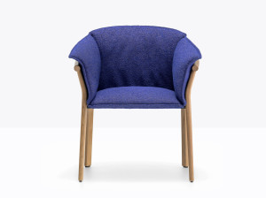 Мягкий тканевый стул с подлокотниками