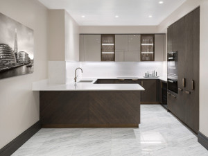 Угловая кухня с полуостровом и колоннами