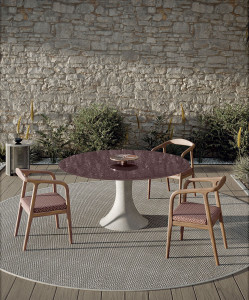 Стеклянный и бетонный круглый садовый стол