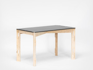 Прямоугольный рабочий стол из березы с системой кабельных втулок