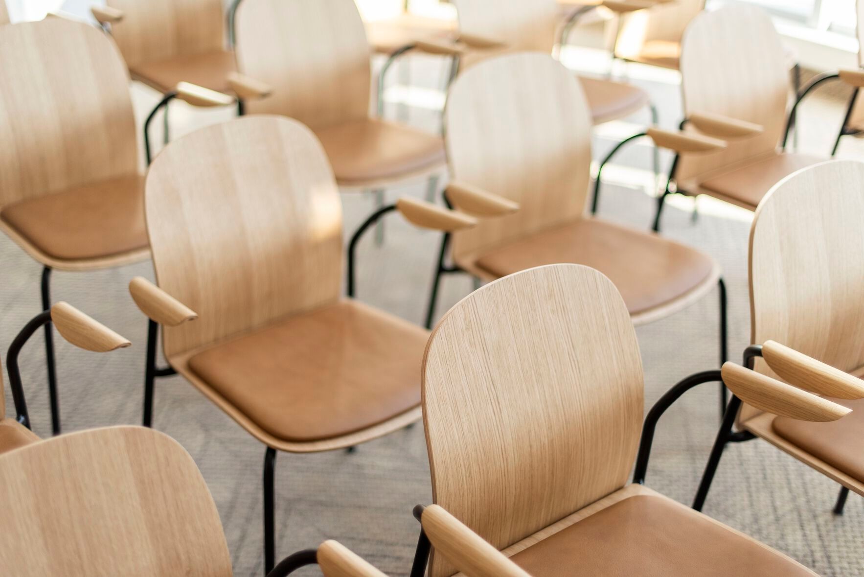 Штабелируемый стул из грецкого ореха с подлокотниками Gazzda Book ARCH-00126870 - Вид №6