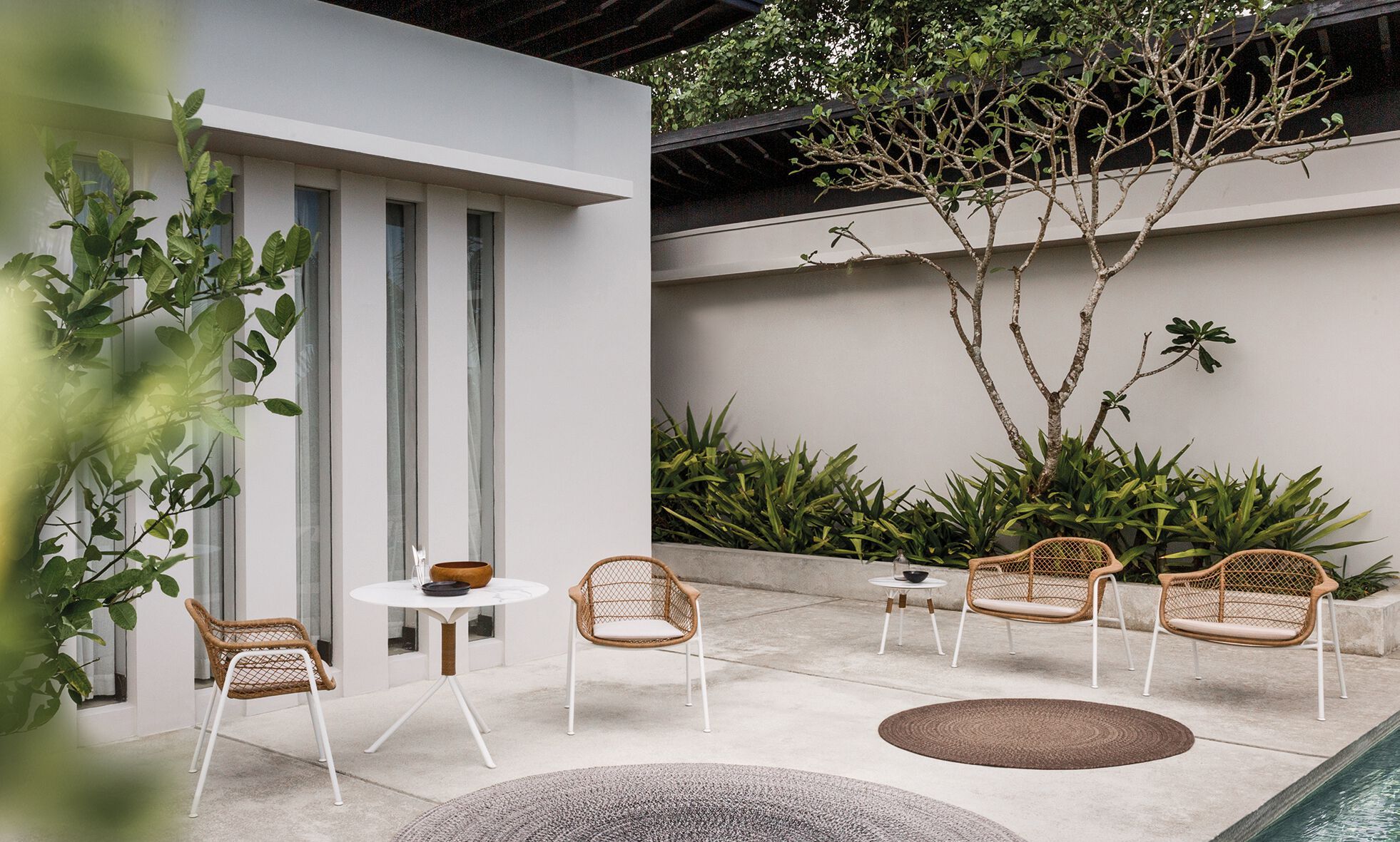 Круглый алюминиевый садовый стол с керамической столешницей Gloster свежий ARCH-00076296 - Вид №1