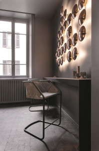 Табурет с металлическим каркасом и кожаной обивкой