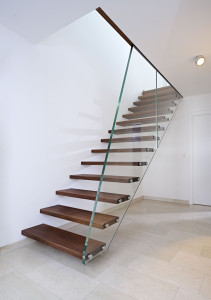 Лестница из дерева и стекла