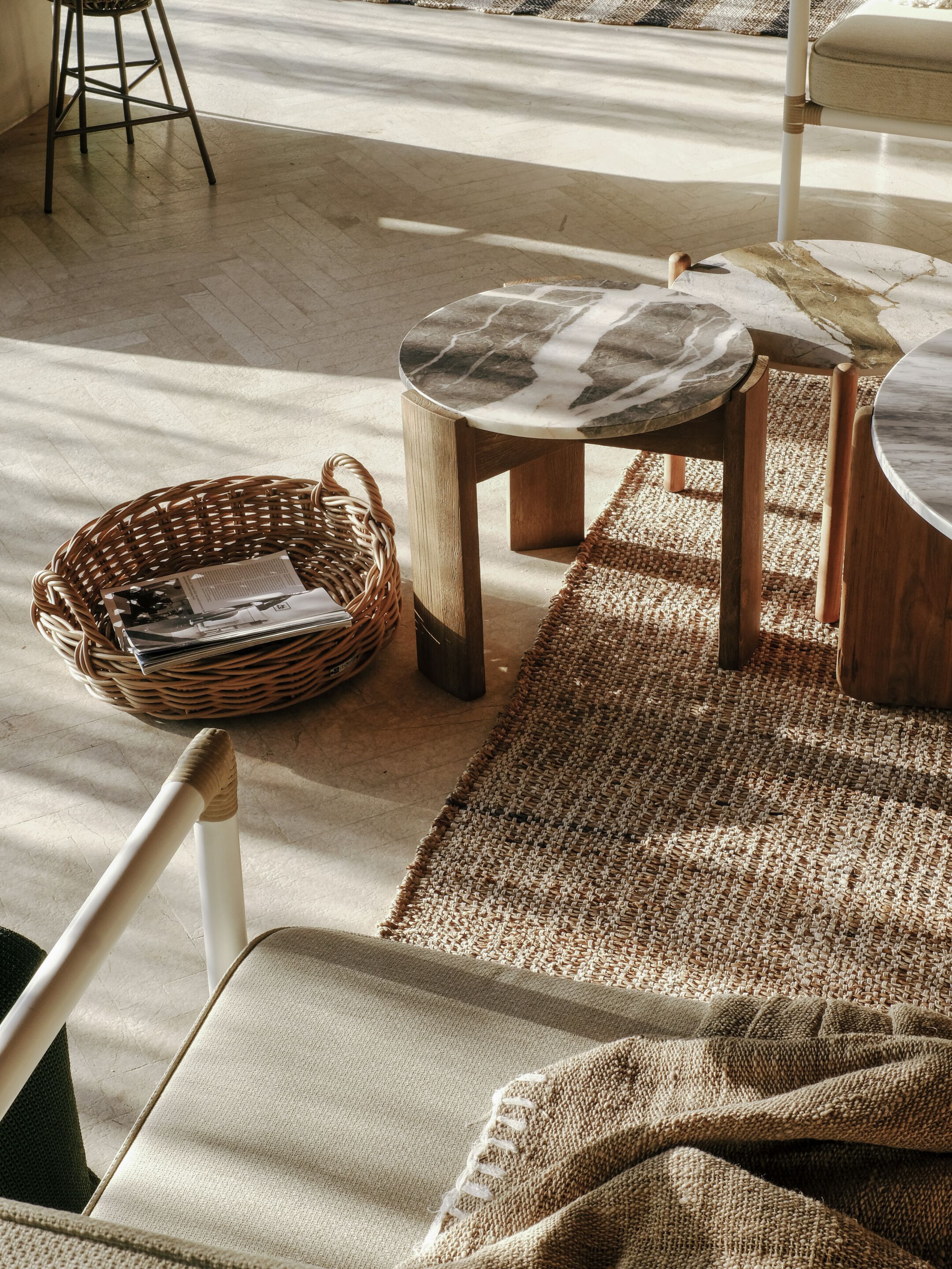 Высокий круглый стол из тикового дерева с мраморной столешницей cbdesign стела ARCH-00089225 - Вид №3