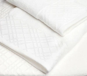 Наш день начинается с полотенца для лица и заканчивается банным полотенцем. Этот продукт требует особо тщательного выбора, ведь как приятно ощущать мягкость и нежность махрового полотна. Коллекции полотенец JE' TAIME от STENOVA HOME - это сочетание высоко