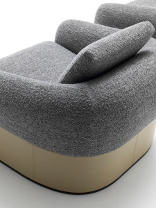 Тканевое кресло с подлокотниками