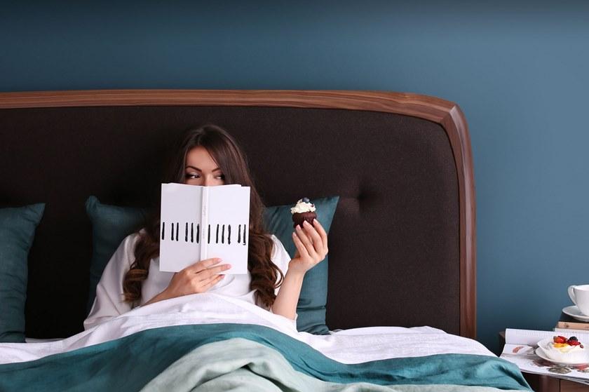 Heavens Двуспальная кровать из орехового дерева с обитым кожей изголовьем Petra sun-id-1446424 - Вид №3