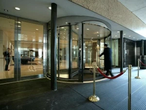 ASSA ABLOY Автоматические карусельные двери с двумя секторами Porte automatiche girevoli