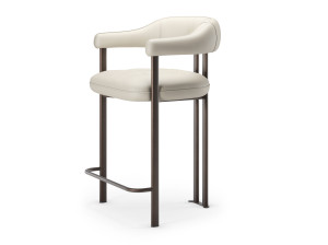 Высокий кожаный мягкий стул с подлокотниками