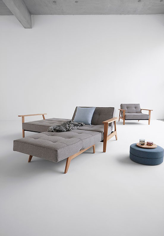 Кресло Splitback с подлокотниками Frej, ножками из дуба и черной рамой, серое Innovation Living SPLITBACKCH2 - Вид №1