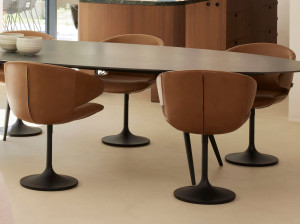 Кожаный мягкий поворотный стул