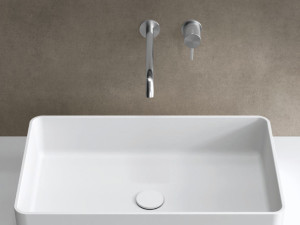 Столешница из твердой поверхности и грецкого ореха с зеркалом