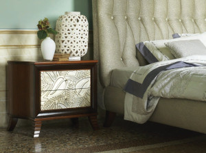 Деревянная тумбочка с ящиками