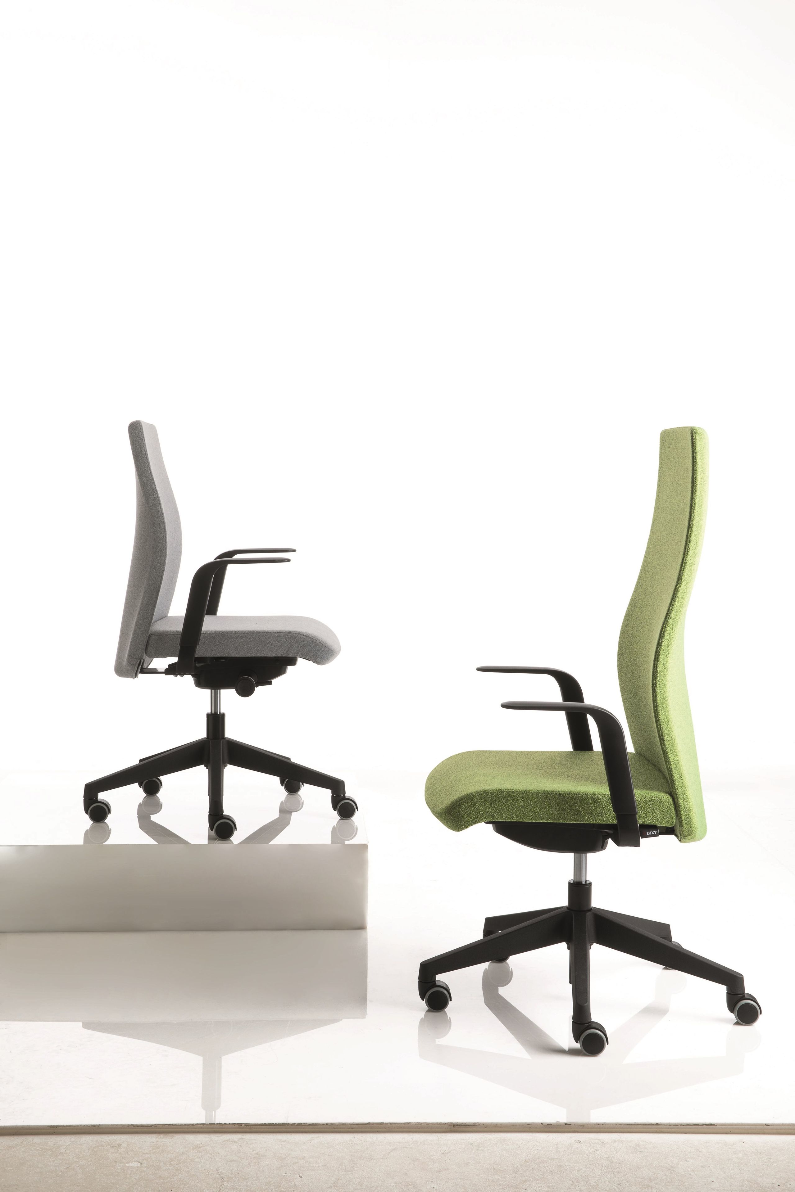 Мягкий тканевый операционный стул с подлокотниками Luxy SmartOffice ARCH-00101436 - Вид №3