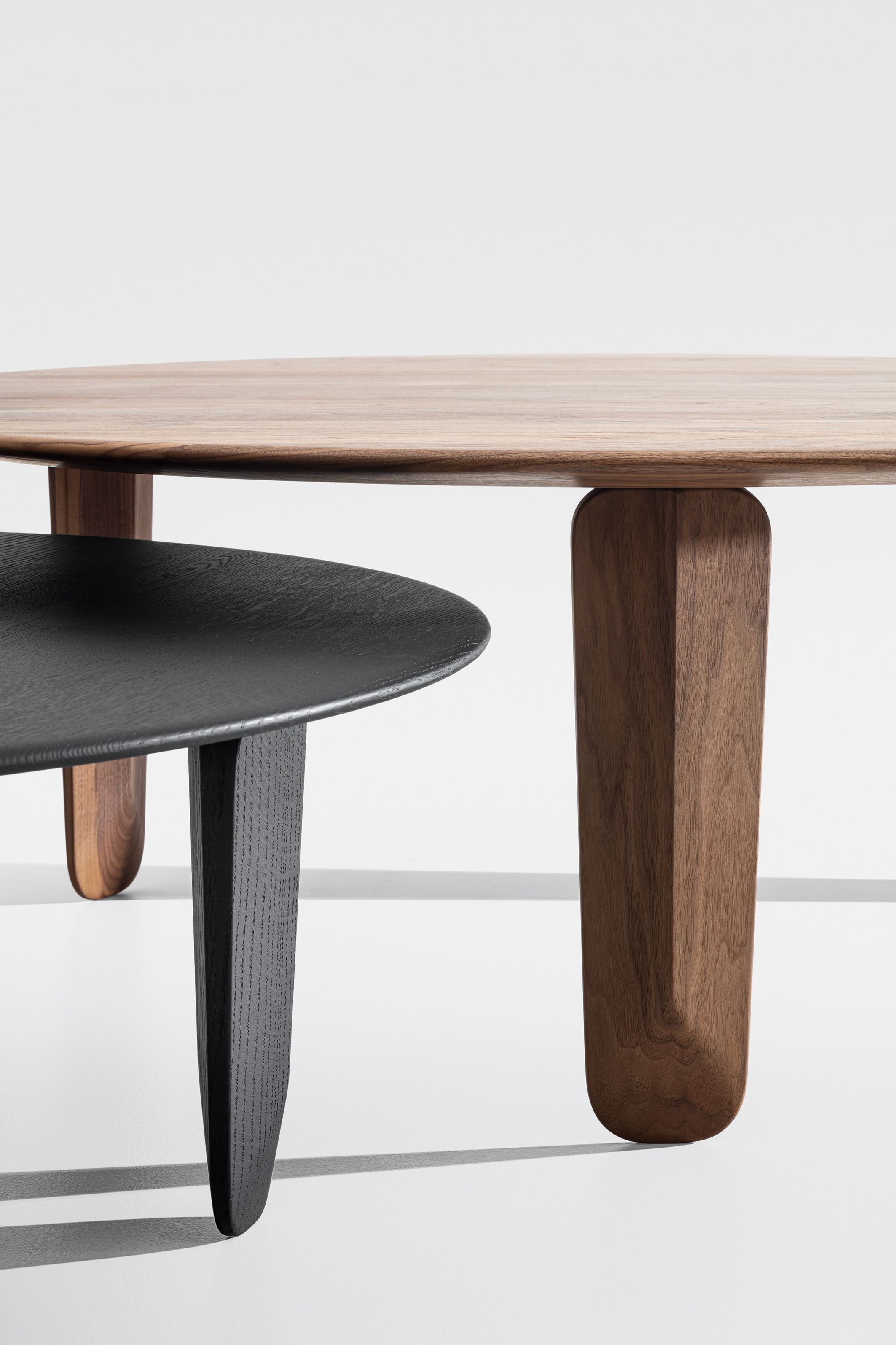 Круглый низкий журнальный столик из массива дерева ZEITRAUM Kuyu ARCH-00041048 - Вид №5