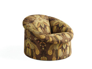 Тканевое кресло с подлокотниками