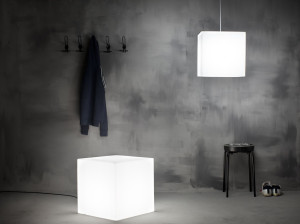 Низкий стул из полиэтилена