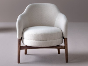 Тканевое кресло с подлокотниками