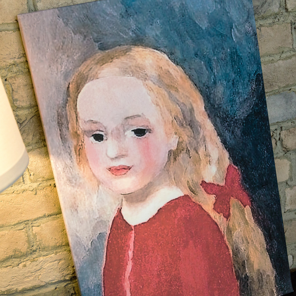 896518920_2628 Картина «Девочка в красном платье и лентой в волосах» (холст, галерейная натяжка) Object Desire  - Вид №2