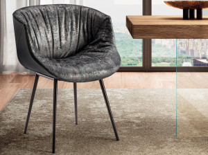 Стул из искусственной кожи с подлокотниками