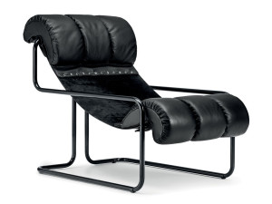 Кожаное кресло с подлокотниками