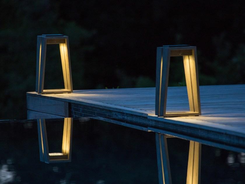 Les jardins Настольная лампа из тикового дерева на солнечных батареях Skaal sun-id-1485657 - Вид №2