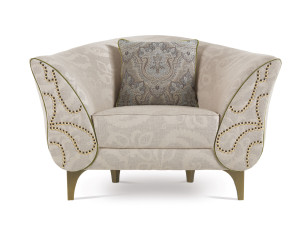 Тканевое кресло с подлокотниками