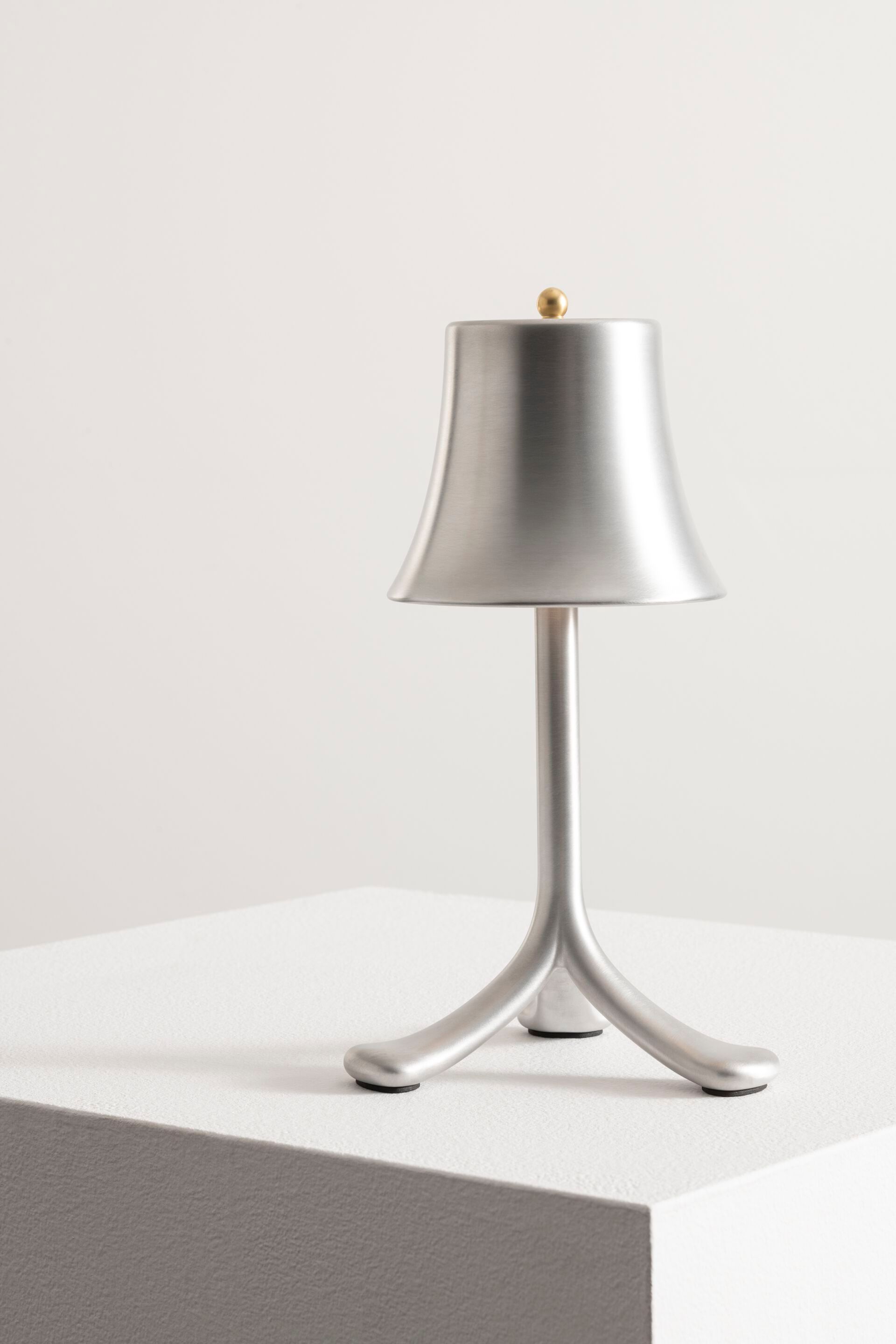 Алюминиевая аккумуляторная настольная лампа Artemide Trois Rois ARCH-00129698 - Вид №1