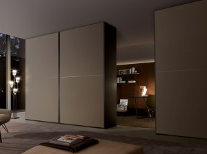 Шкаф из травленого стекла с копланарными дверями