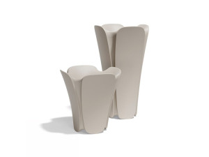 Высокий яркий садовый горшок