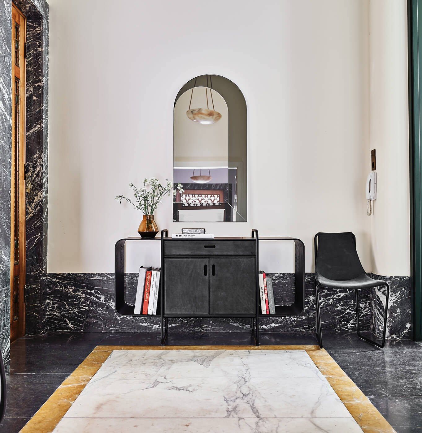 Деревянный шкаф с дверцами с обивкой из кожи Midj Apelle ARCH-00137026 - Вид №1