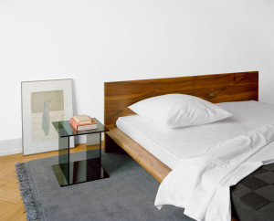 Двуспальная кровать из грецкого ореха