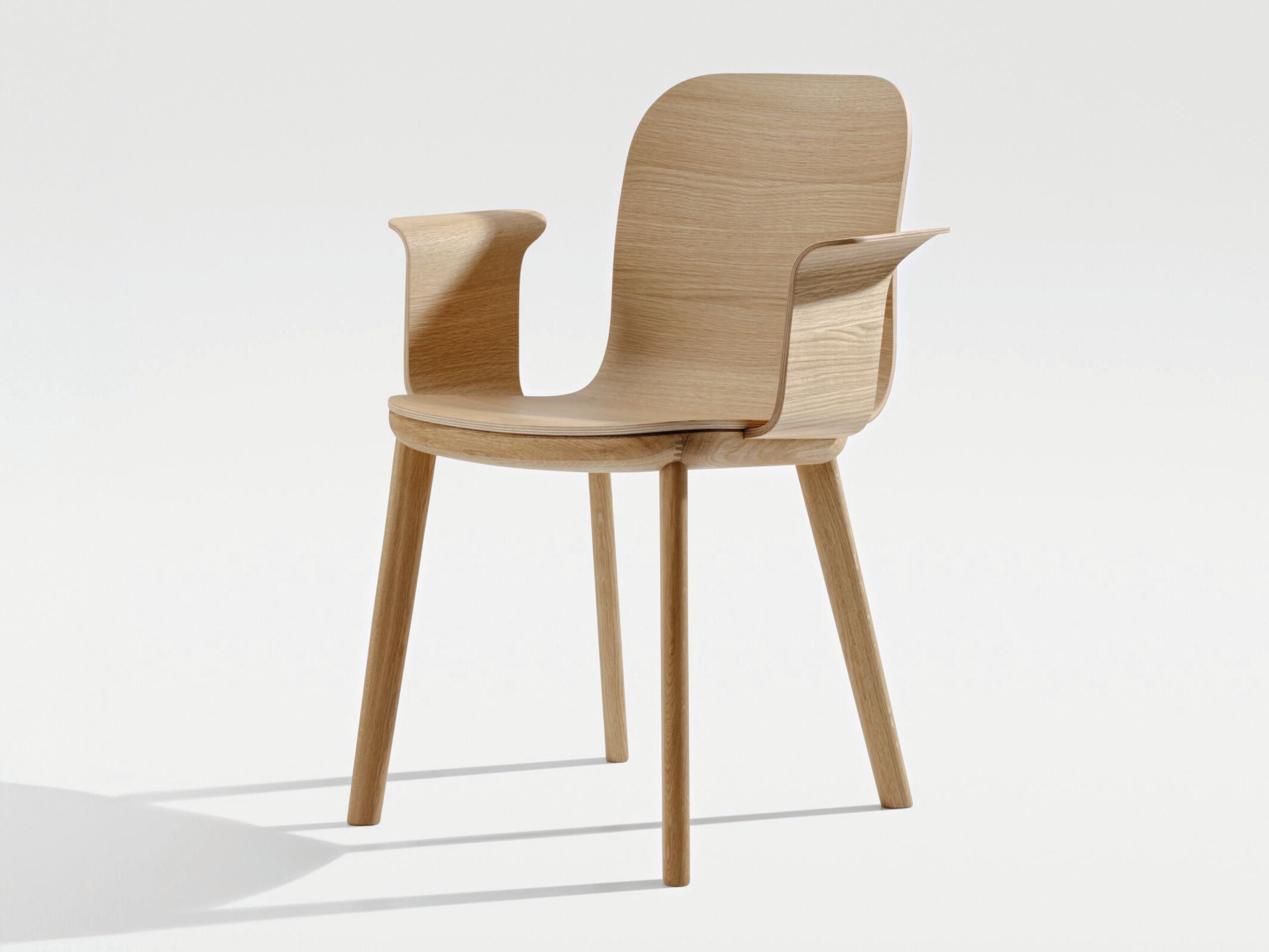 Деревянный стул с подлокотниками ZEITRAUM Aeon ARCH-00108827