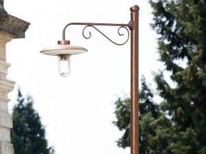 Металлический садовый уличный фонарь