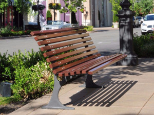 Деревянная скамья со спинкой