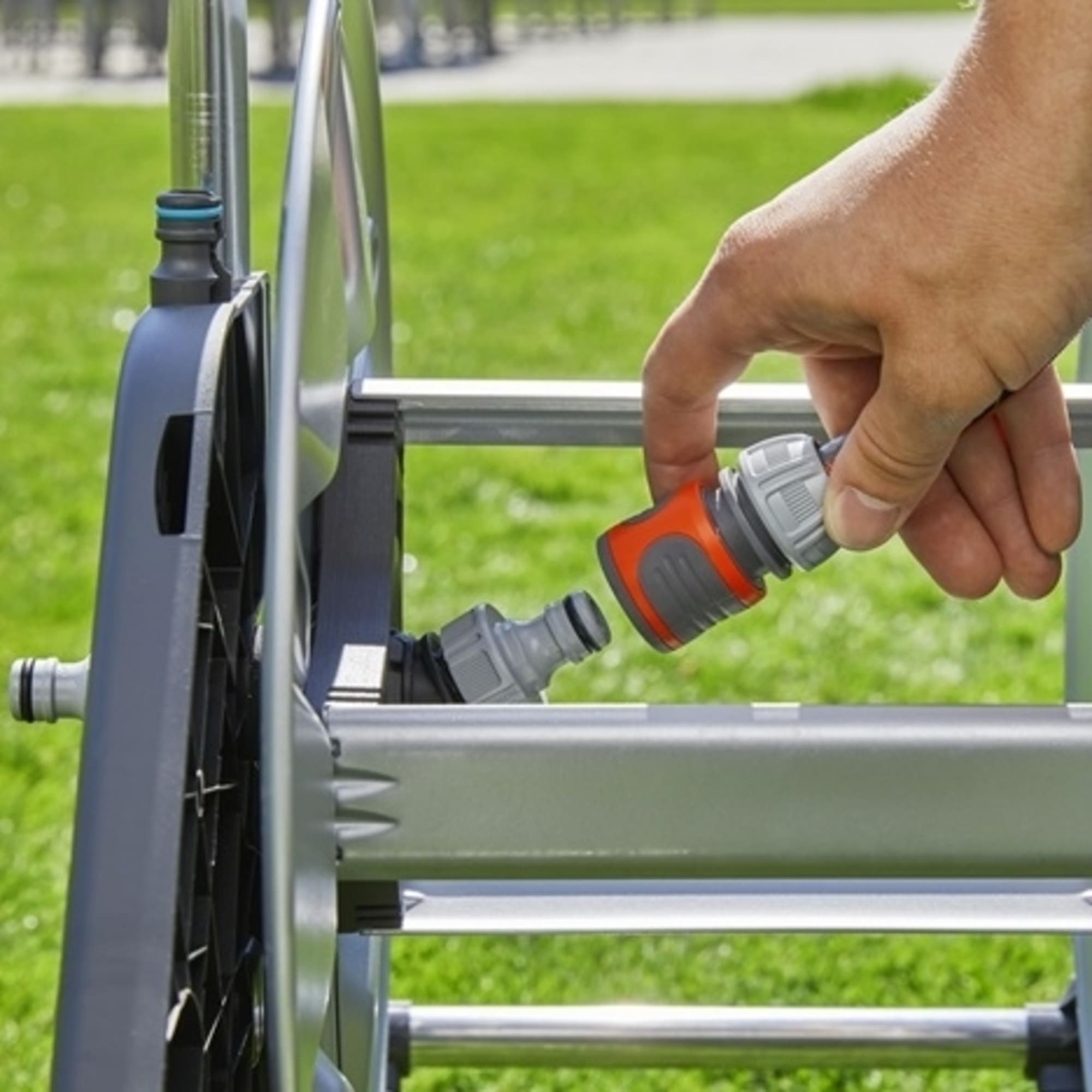 81273857 Тележка для шланга Gardena AquaRoll M с комплектом для полива Santreyd  - Вид №7