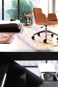 Поворотный стул с подлокотниками