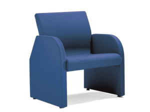 Тканевое кресло с подлокотниками для контракта