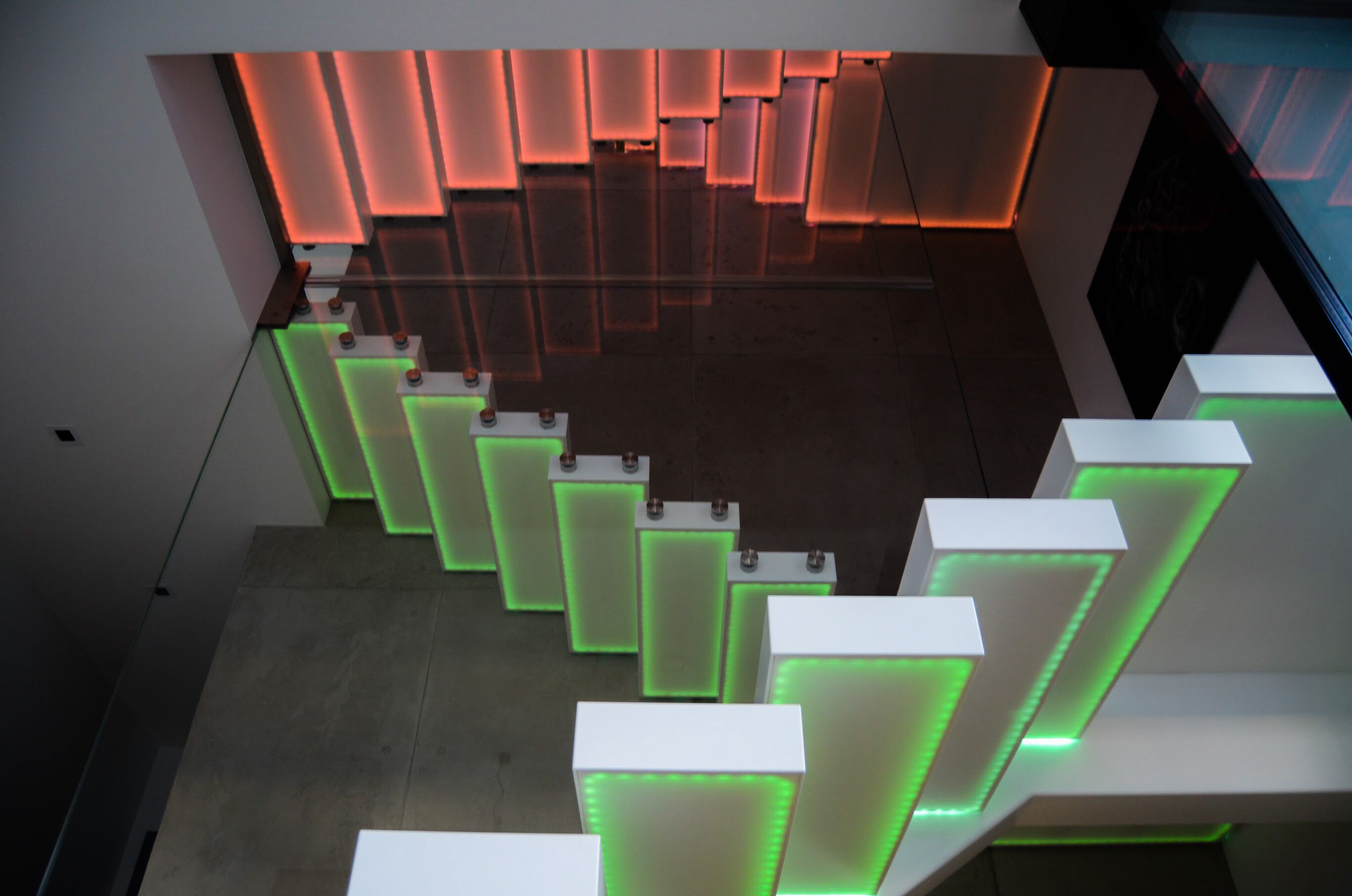 Консольная лестница Corian® со светодиодами Siller Treppen GO UP ARCH-00037447 - Вид №5