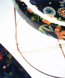 Круглый журнальный столик из полиэфирной смолы со стальной основой